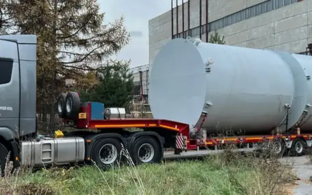 Цилиндрическая емкость на трале при отгрузке