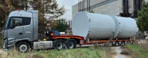 Две емкости на седельном тягаче с полуприцепом при доставке
