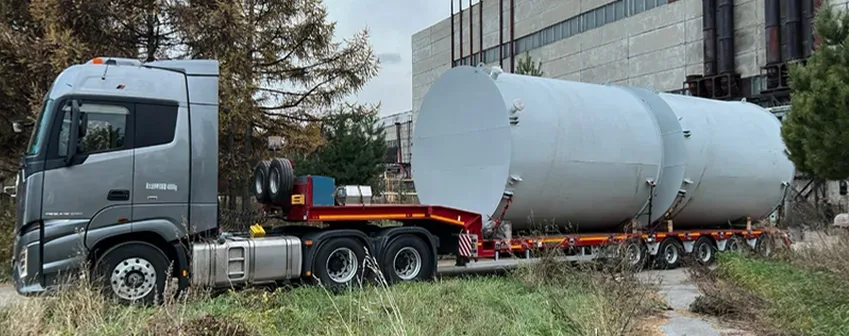 Две емкости на седельном тягаче с полуприцепом при доставке