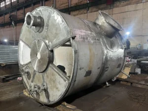 Емкость из нержавеющей стали с патрубками и фланцами в цехе