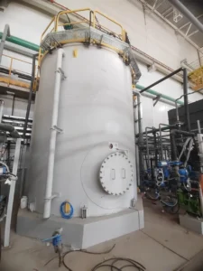 Вертикальная емкость с площадкой обслуживания, установленная на объекте